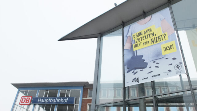 Kinderschutzplakate an der Radstation in Münster