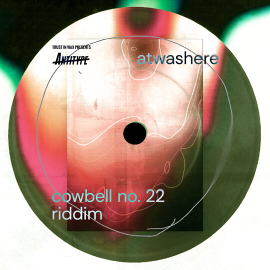 Plattencover für „Cowbell No. 22 Riddim“ von Atwashere. Abstrakte Komposition aus einem großen Kreis mit rosa, roten und dunkelgrünen Farbverläufen, überlagert von einem halbtransparenten Rechteck und feinen, geschwungenen Linien. Türkisfarbene und weiße Typografie, oben links das Antitype-Logo.