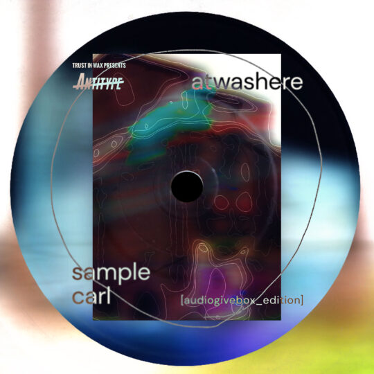 Plattencover für „Sample Carl“ (Audiogivebox Edition) von Atwashere. Abstrakte Komposition aus einem großen, schwarz-blauen Kreis mit leuchtenden Farbverläufen und einem dunklen, halbtransparenten Rechteck. Feine, organische Konturlinien überlagern das Motiv. Versetzt angeordnete Typografie in Weiß und Schwarz, oben links das Antitype-Logo.