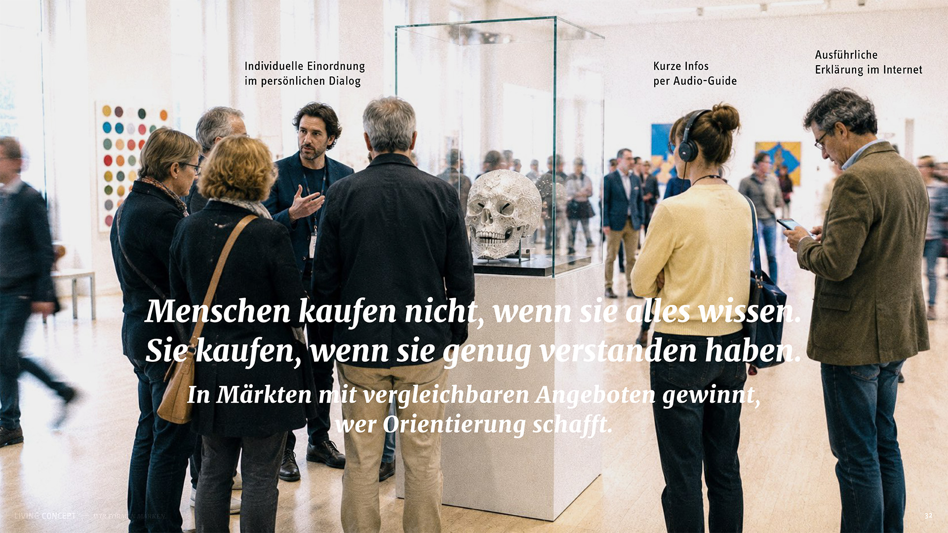 Museumsbesucher informieren sich auf unterschiedliche Weise über ein Kunstwerk – im persönlichen Gespräch, per Audioguide und über digitale Inhalte. Die Folie veranschaulicht, wie Menschen Kaufentscheidungen treffen, wenn sie ausreichend Orientierung erhalten.