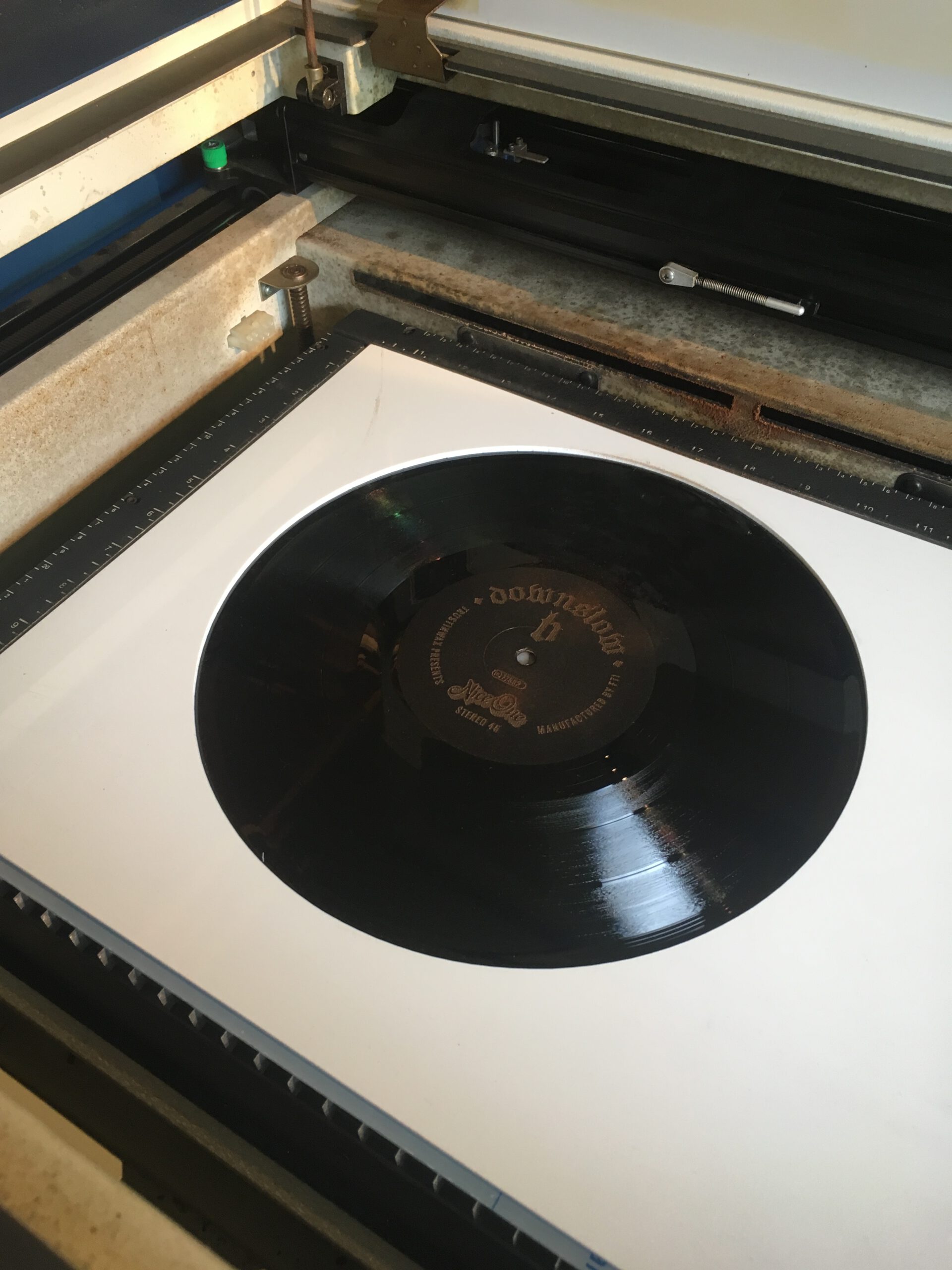 Schallplatte der limitierten 10″-EP „Doom, Dub + Dosenbier“ von Downslow im Laserschneider nach der Bearbeitung des Etiketts.