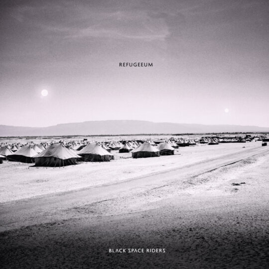 Schwarzweißbild eines Zeltlagers mit zwei Sonnen am Himmel, minimal gesetzter Typografie „Refugeeum“ und Bandname unten.