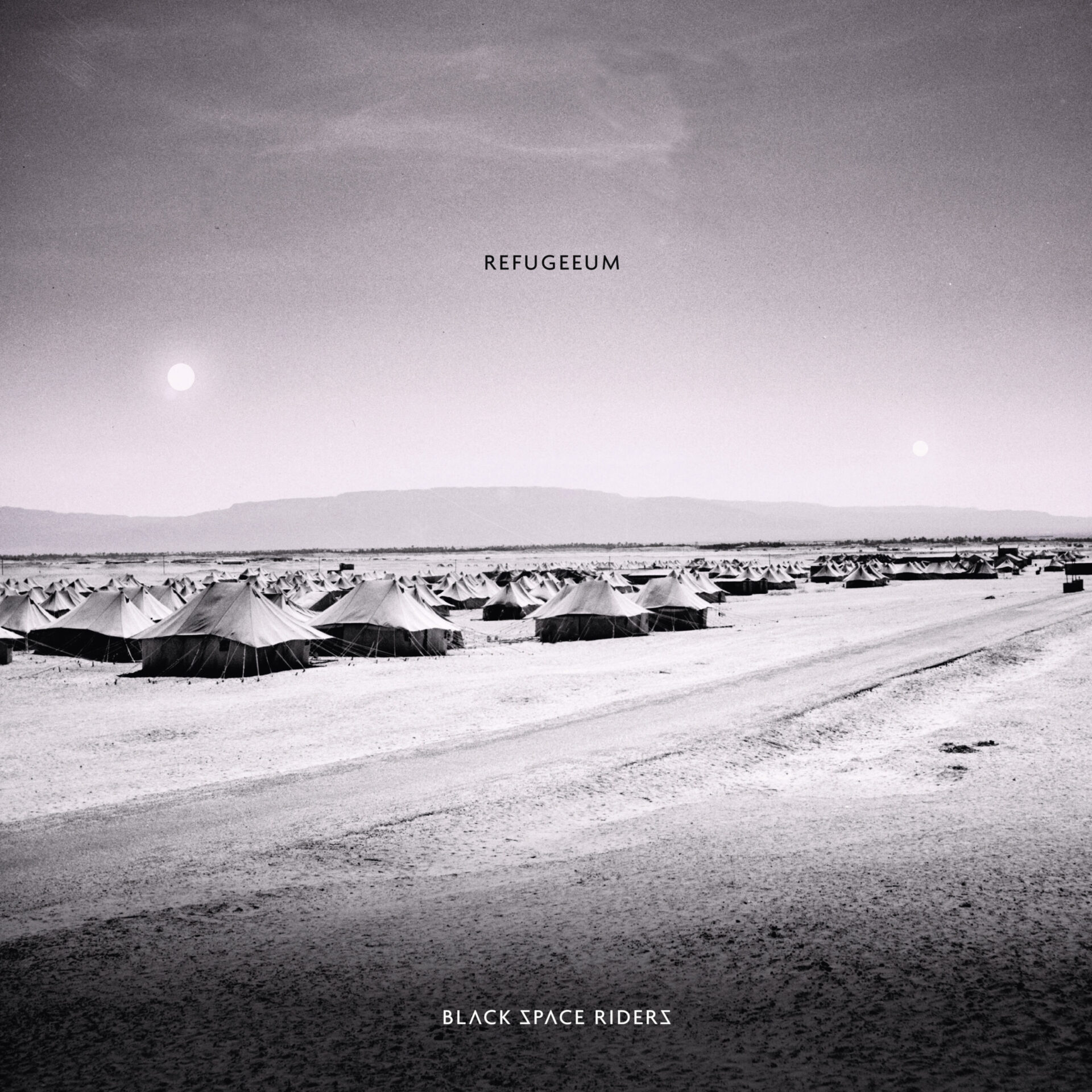 Schwarzweißbild eines Zeltlagers mit zwei Sonnen am Himmel, minimal gesetzter Typografie „Refugeeum“ und Bandname unten.
