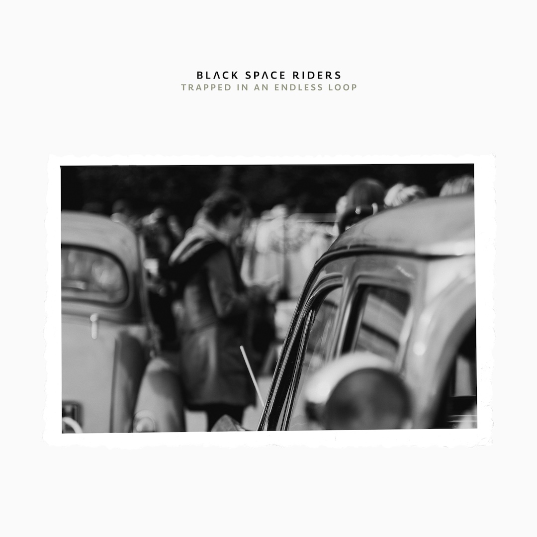 Single-Cover mit Schwarz-Weiß-Fotografie einer Straßenszene mit historischen Autos und Passanten. Weißer Hintergrund, schmaler Fotorand und zurückhaltende Typografie.