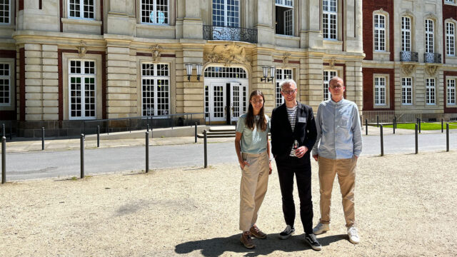 Gerrit Kahmann, Jakob Maser und Rebecca Arnold mit LIVING CONCEPT auf der create imPRession 2024 vor dem Schloss Münster