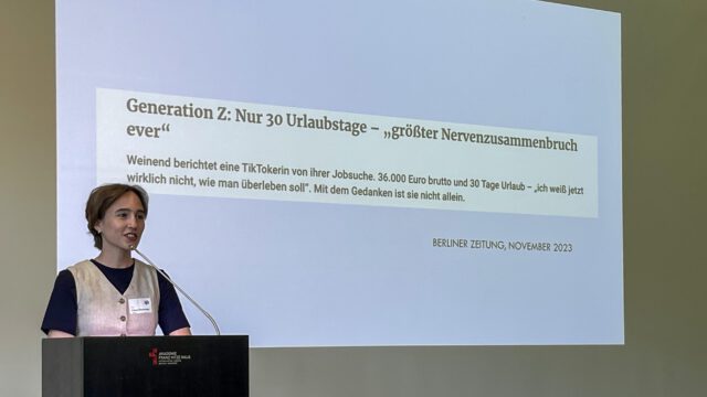 Elena Oberholzer beim igo-Fachtag mit einem Zitat aus der Berliner Zeitung „Generation Z: Nur 30 Urlaubstage – ‚größter Nervenzusammenbruch ever‘.“