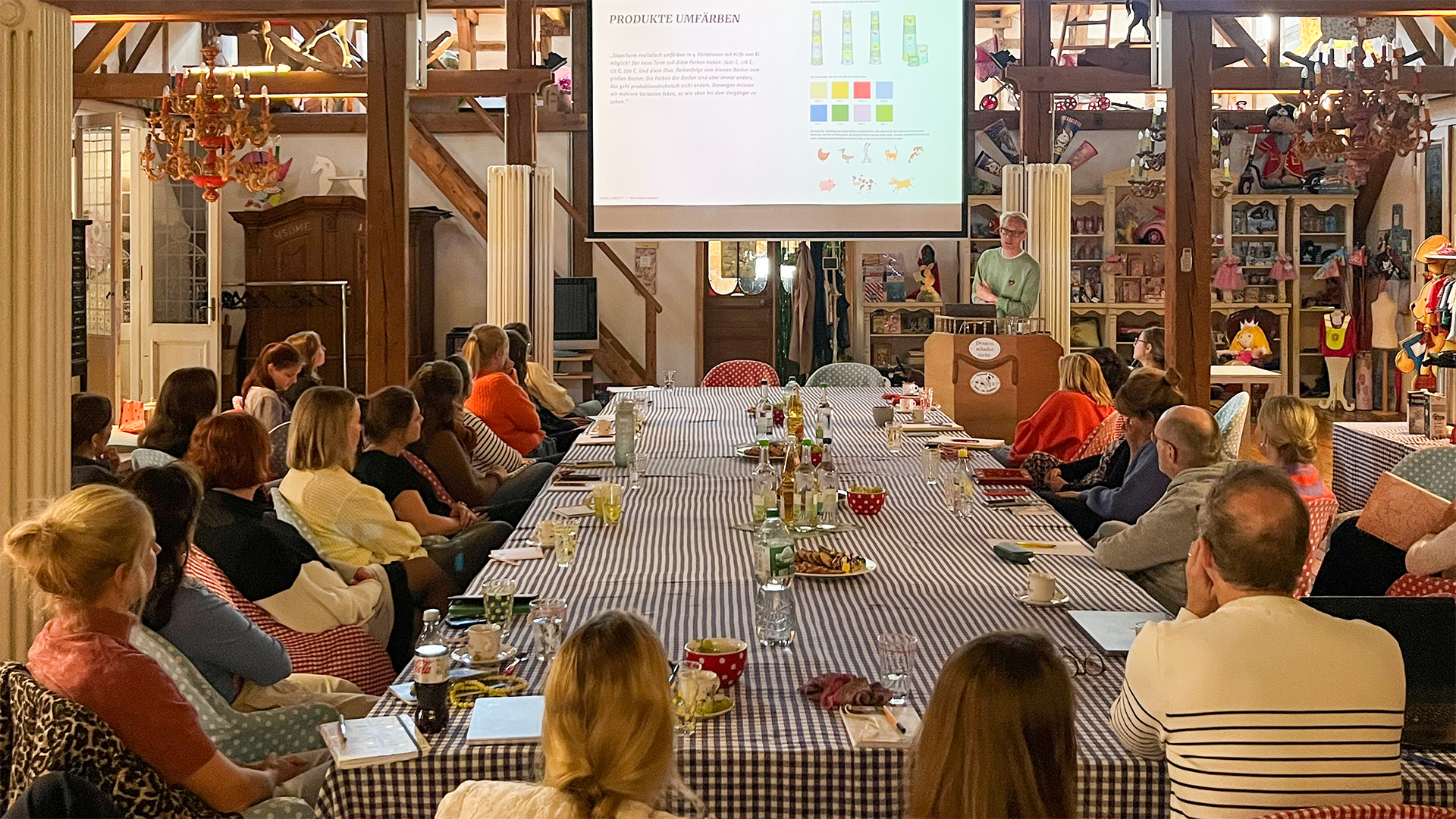 Jakob Maser hält einen Workshop zu „KI im Kreativalltag“ beim Coppenrath Verlag in Münster