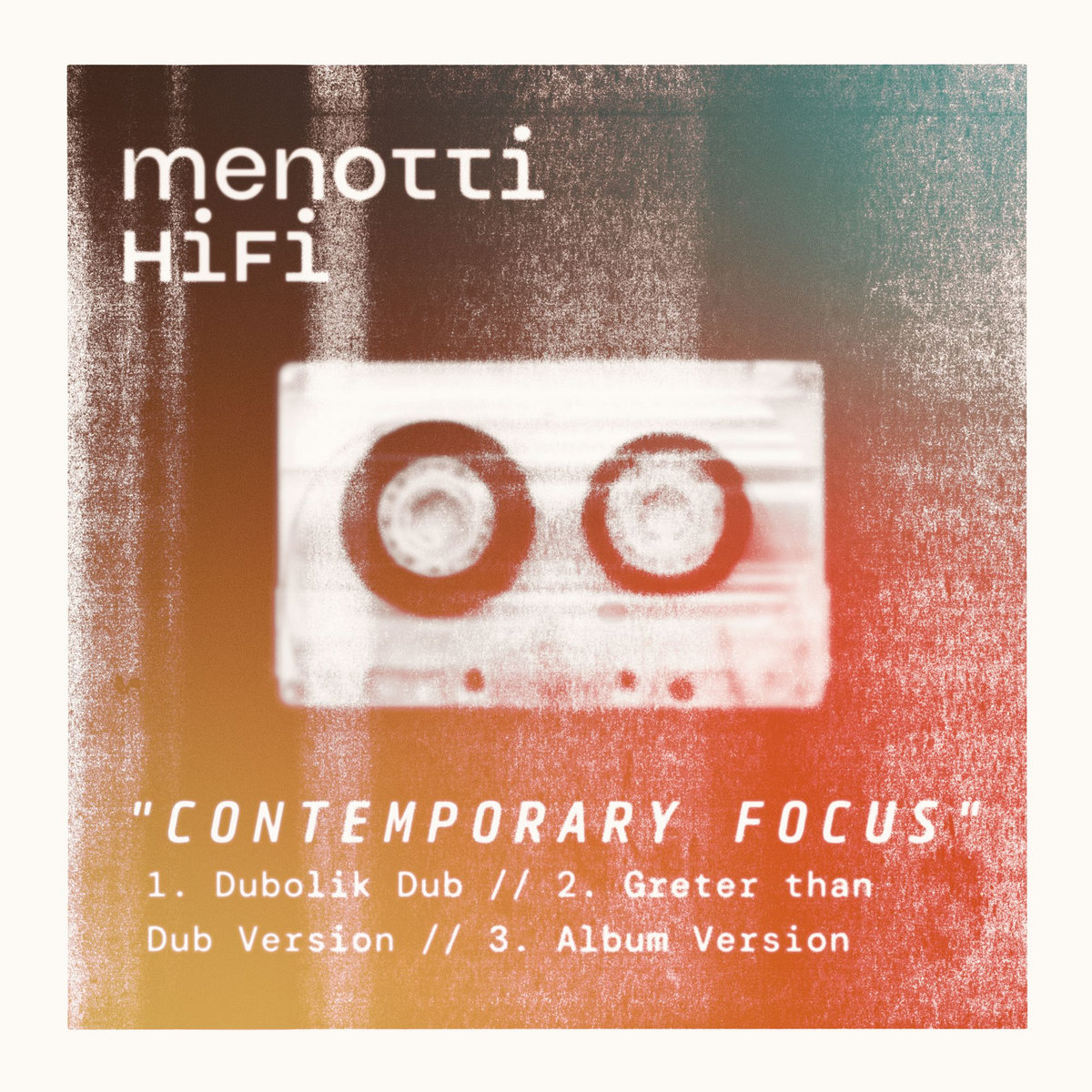 Singlecover „Contemporay Focus“ von menotti HiFi: Transparente Audiokassette vor mehrfarbigem, körnigem Hintergrund. Oben links der Bandname, unten links der Titel.