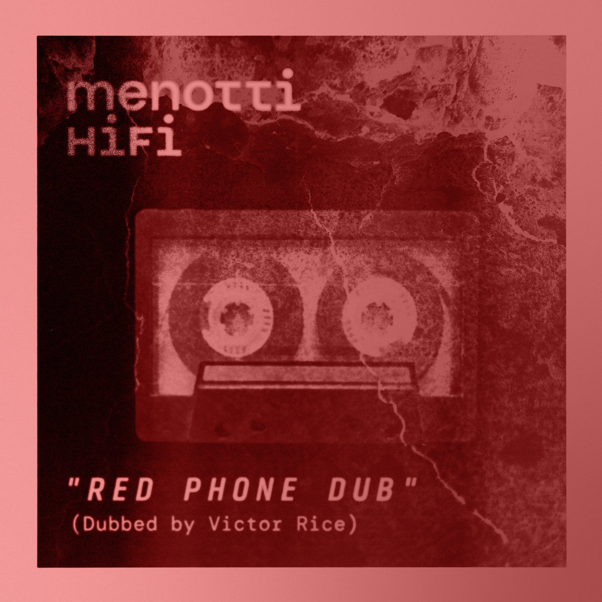Singlecover „Red Phone Dub (Dubbed by Victor Rice)“ von menotti HiFi: Transparente Audiokassette vor dunklem, körnigem Hintergrund in monochromen Rottönen. Oben links der Bandname, unten links der Titel.