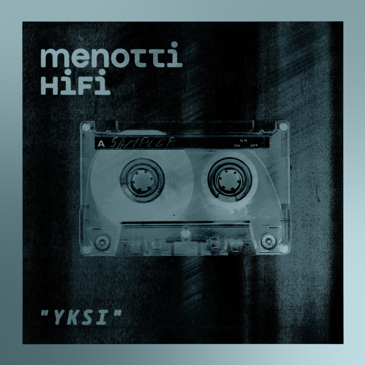 Singlecover „Yksi“ von menotti HiFi: Transparente Audiokassette vor dunklem, körnigem Hintergrund in monochromen Blaugrüntönen. Oben links der Bandname, unten links der Titel.