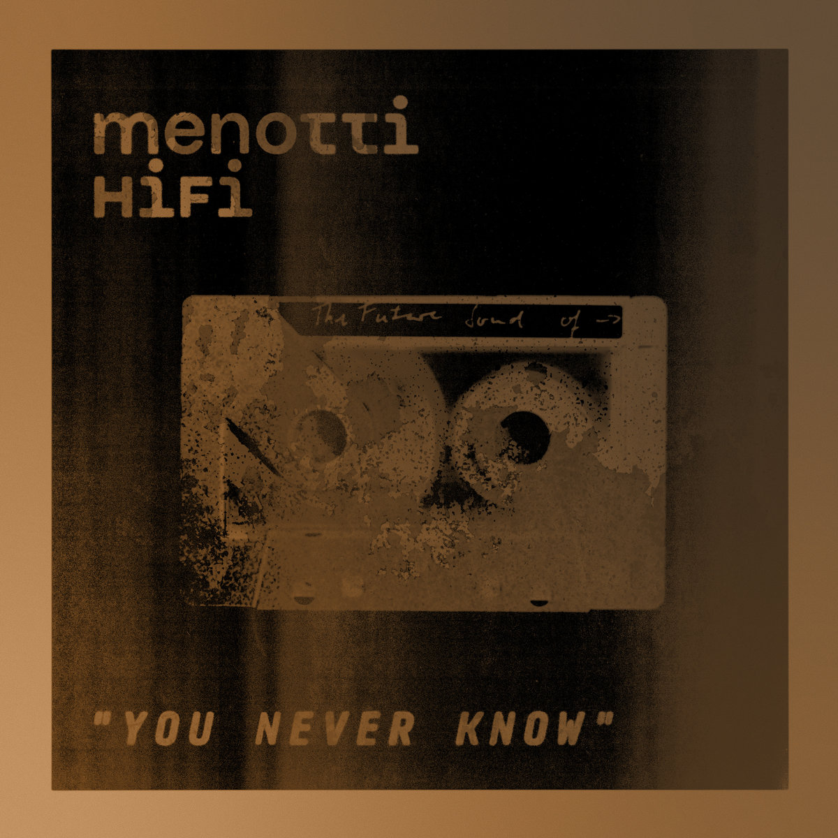 Singlecover „You Never Know“ von menotti HiFi: Transparente Audiokassette vor dunklem, körnigem Hintergrund in monochromen Brauntönen. Oben links der Bandname, unten links der Titel.