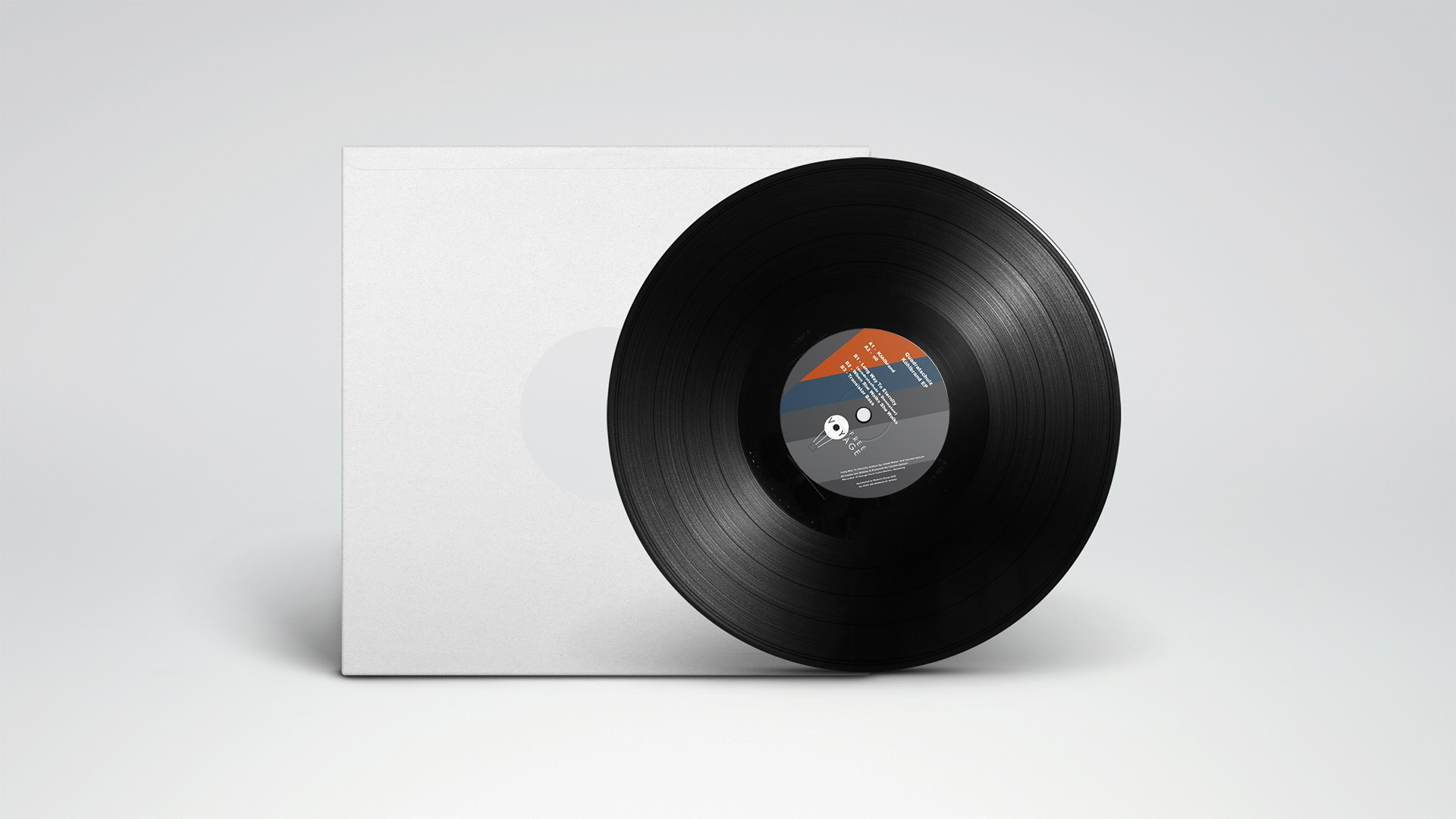 Vinyl der quadratschulz „Köhlbrand EP“ vor weißer Plattenhülle, mit mehrfarbigem Label auf schwarzer Schallplatte.