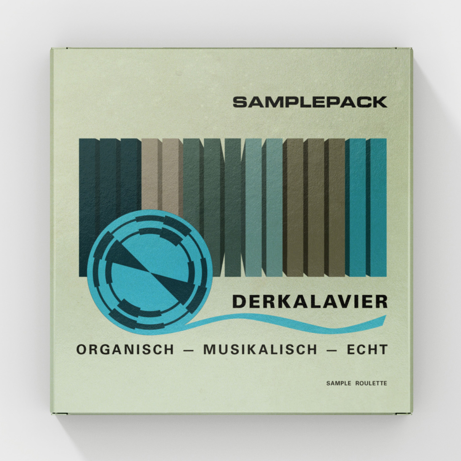 Quadratisches Cover für das Samplepack von Derkalavier aus der Reihe Sample Roulette. Auf hellgrünem Hintergrund bilden stilisierte Klaviertasten in verschiedenen Blau-, Grau- und Grüntönen das zentrale Motiv. Davor ein türkisfarbenes, kreisförmiges Sample-Roulette-Symbol mit geschwungener Linie. Schwarze Typografie mit den Schriftzügen „SAMPLEPACK“, „DERKALAVIER“ und „ORGANISCH – MUSIKALISCH – ECHT“.