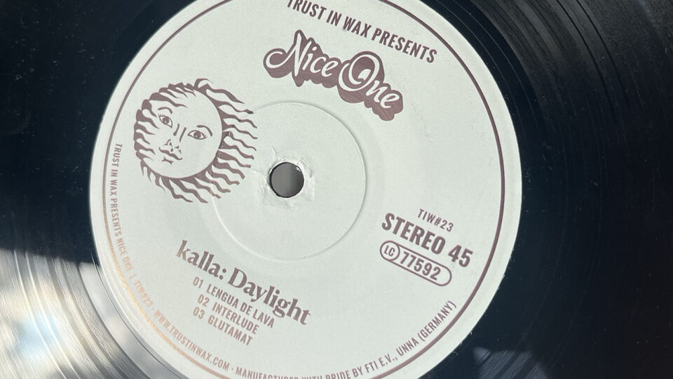 Nahaufnahme der Vinyl-Single „Daylight“ von kalla mit hellem Plattenlabel, stilisiertem Sonnenmotiv, Nice-One-Logo und Trackliste.