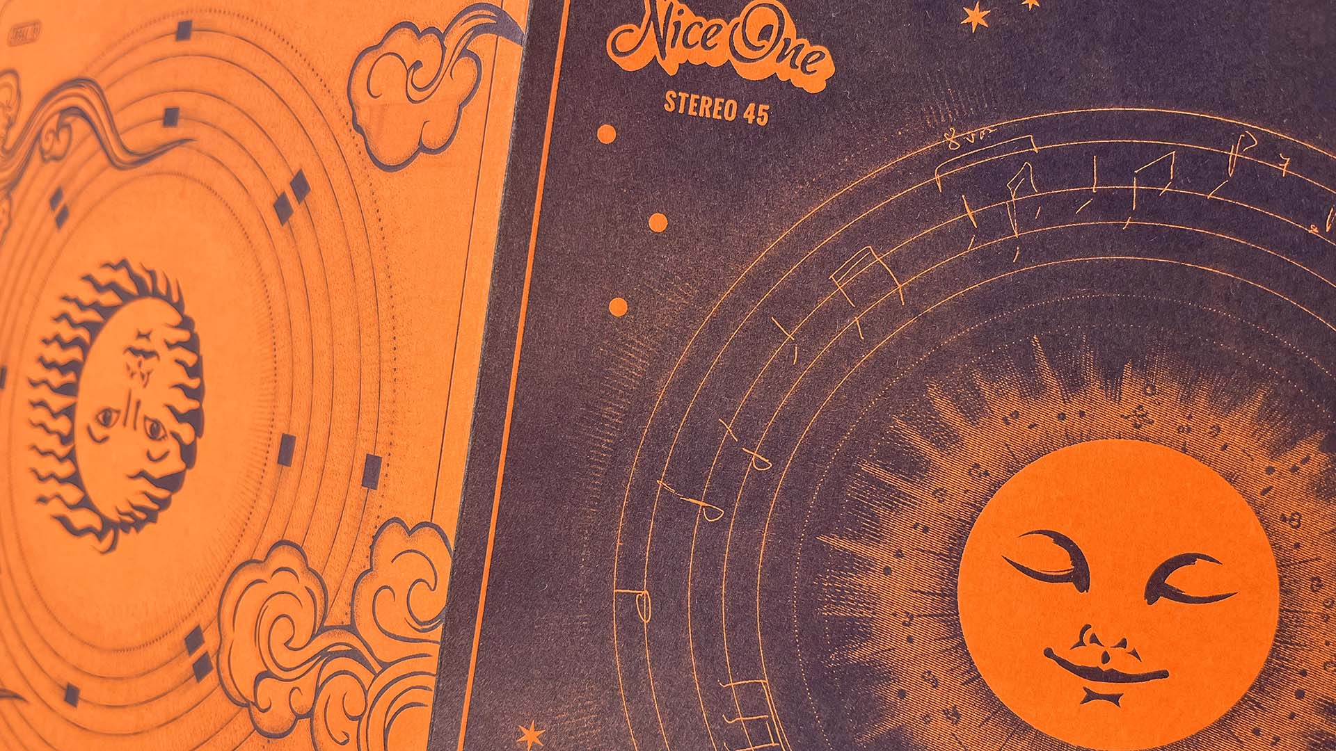 Detailaufnahme der orangefarbenen Vorderseite und dunkelvioletten Rückseite der Vinyl-Single von Samuel Bosch und kalla mit stilisierten Sonnenmotiven.