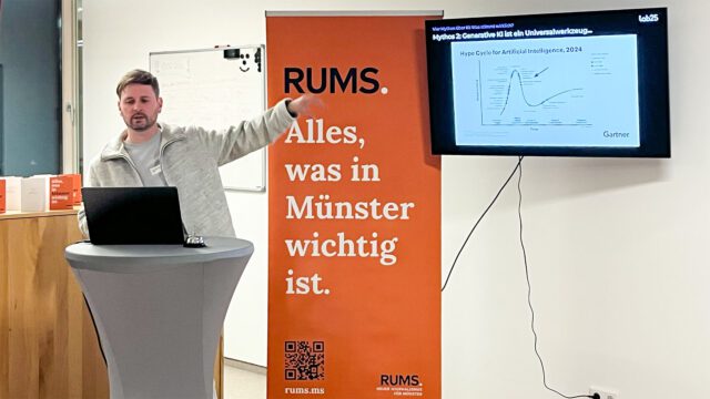 Nicolas Dillmann hält einen Vortrag über „Mythen der KI“