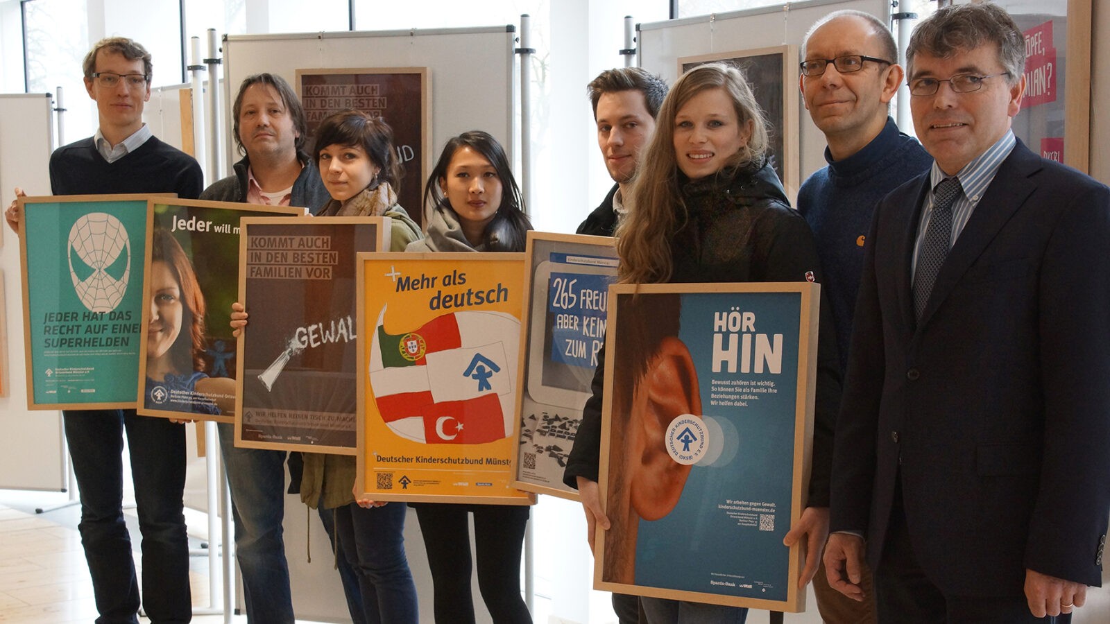Ausstellung mit Plakaten für den Kinderschutzbund in der Bezirksregierung Münster