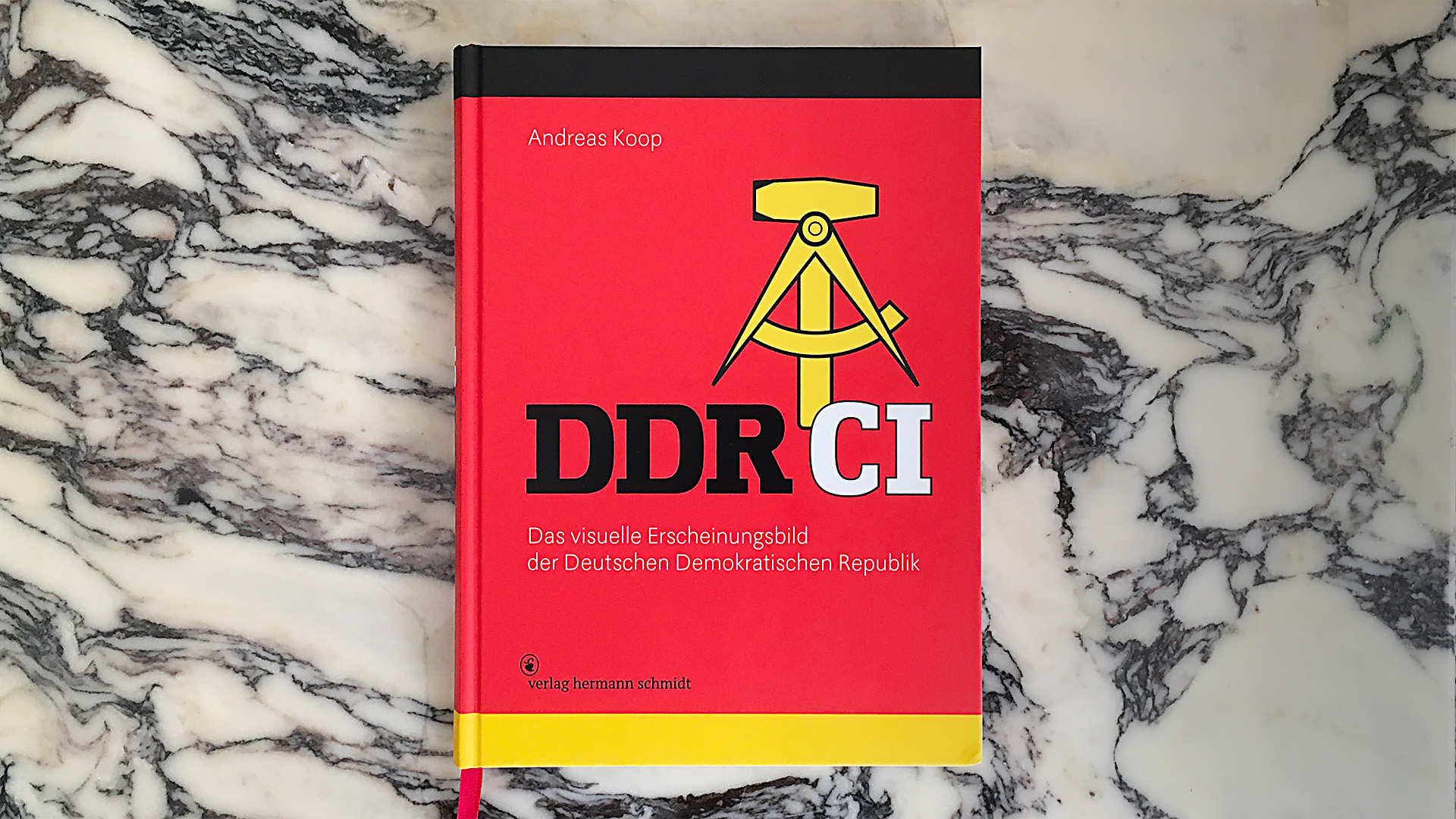 Rezension des Buchs „DDR CI“ von Andreas Koop, Hermann Schmidt Verlag Mainz, 2023